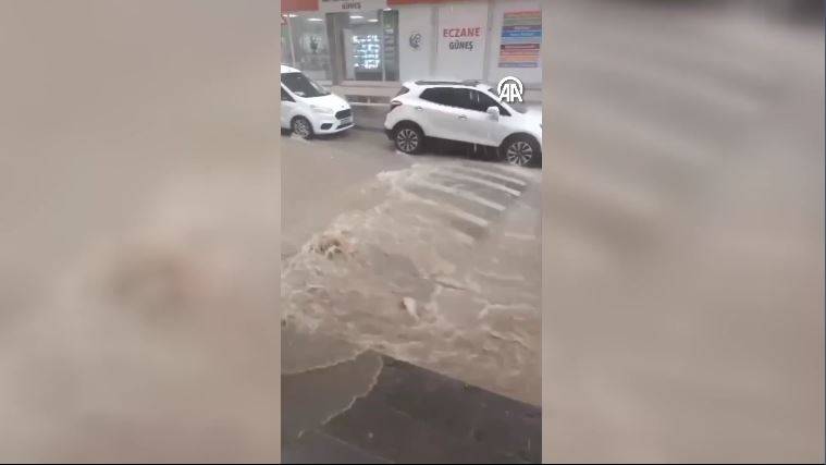 Bayburt'u sağanak vurdu! Cadde ve sokaklar göle döndü 23